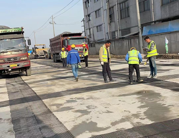 娄底老材料的新故事:玻璃纤维土工格栅如何在‘白改黑’浪潮中重获新生?